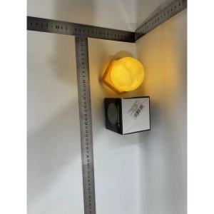Lampa de veghe in forma de luna 3D Moon Light Alb Cald, alimentare baterii, stand plastic inclus, 8 cm, Flippy - Img 4