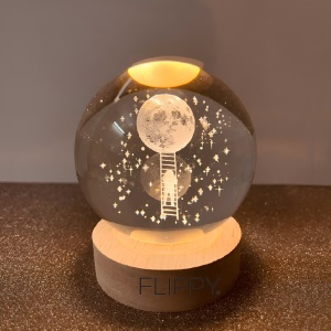 Lampa LED Decorativa, Flippy, cu Bila de Cristal cu Diametru 6cm, Model Astronaut pe Scara catre Luna 3D, Alimentare USB, Suport din Lemn, Lumina Alb Cald - Img 2