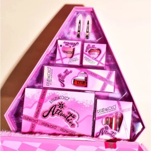 Set de Machiaj din 6 Piese Kevin&Coco, Farduri de Pleoape, Iluminator, Lip Gloss-uri, Creioane de Buze, Blush, Agrafe, Model Atractive, 35x33x10.5 cm, Multicolor - Img 3