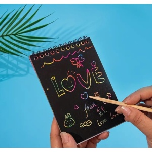 Caiet cu fise razuibile Flippy, DIY Magic Scratch, 12 File, Curcubeu, Creion din Lemn, Cartonase negre, 14.2 x 9.8 cm, Roz deschis - Img 6