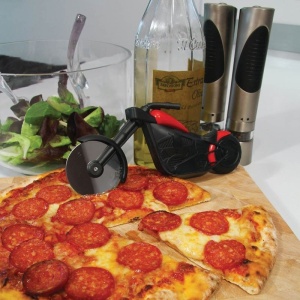 Cutit pizza creativ Flippy, in forma de motocicleta, cu suport pentru cutit, 21.5 x 9.5 cm, otel/PP, negru - Img 2