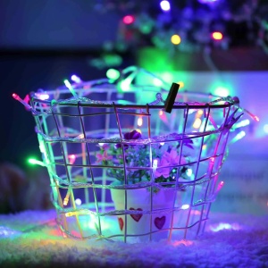 Instalatie de Craciun, Liniara, 1 m, Baterii, 10 LED-uri, Multicolor, 2 Jocuri de Lumini, Fir Transparent, Interior/Exterior, Flippy - Img 1