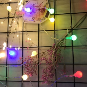 Instalatie sfere brad Craciun Flippy, 4 metri, 30 LEd-uri, alimentare la retea, fir transparent, multicolora - Img 3