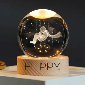 Lampa LED Decorativa, Flippy, cu Bila de Cristal cu Diametru 6cm, Model Micul Print 3D, Alimentare USB, Suport din Lemn, Lumina Alb Cald - Img 3