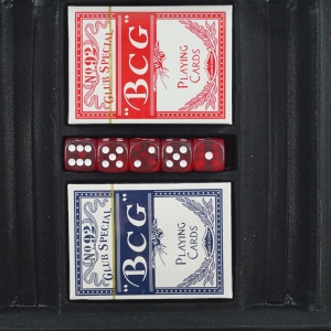 Set de Poker Complex cu 300 de jetoane Flippy, Include 2 seturi de carti, 5 zaruri, Echipat cu servieta de aluminiu cu dimensiunile 39x7x27 cm - Img 4