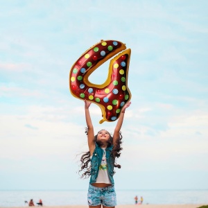 Balon din Folie Metalizata Flippy, Figurina Cifra, Imprimeu Gogosi, Tema Aniversare 100 cm, Ambalaj Individual, Pai inclus, Umflare cu Aer sau Heliu, Multicolor, Cifra 4 - Img 10