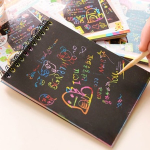 Caiet cu fise razuibile Flippy, DIY Magic Scratch, 12 File, Curcubeu, Creion din Lemn, Cartonase negre, 14.2 x 9.8 cm, Roz deschis - Img 7