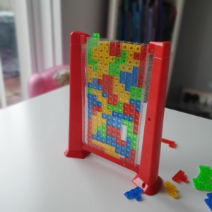 Joc de inteligenta Tetris puzzle tangram Flippy, 70 de piese multicolore, 3D, montessori, interactiv, din plastic, zar inclus, sac depozitare piese, varsta peste 6 ani, 23 x 19.8 x 5 cm, cadru rosu - Img 8