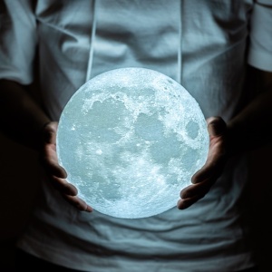 Lampa de veghe in forma de luna cu stele 3D Moon Light, Acumulator integrat, alimentare USB, stand din plastic inclus, 13 cm, 16 culori, Multicolor, Telecomanda inclusa, Flippy - Img 4