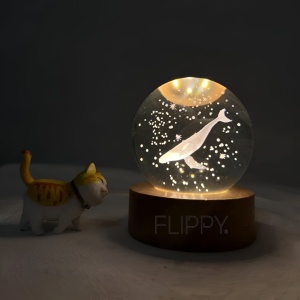 Lampa LED Decorativa, Flippy, cu Bila de Cristal cu Diametru 6cm, Model Balena 3D, Alimentare USB, Suport din Lemn, Lumina Alb Cald - Img 2
