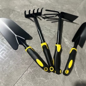 Set 4 Unelte de Gradina Flippy, pentru Plantare, Prelucrare Sol si Ingrijire Plante, Material PVC Carbon, Grebla, Sapaliga cu Cap Dublu, Lopata Mica, Lopata Lata, 43 x 11 cm, Negru/Galben - Img 3