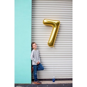 Balon din Folie Metalizata Flippy, Figurina Cifra, Tema Aniversare 40 cm, Ambalaj Individual, Pai inclus, Umflare cu Aer sau Heliu, Auriu, Cifra 7 - Img 7