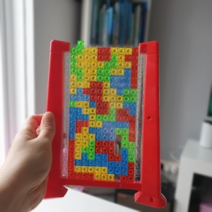 Joc de inteligenta Tetris puzzle tangram Flippy, 70 de piese multicolore, 3D, montessori, interactiv, din plastic, zar inclus, sac depozitare piese, varsta peste 6 ani, 23 x 19.8 x 5 cm, cadru rosu - Img 9