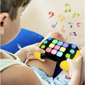 Jucarie Interactiva Flippy, Tip Consola Pop It, 6 butoane functionale, 5 Moduri de Joc, 600 Niveluri, + 3 ani, Galben/Negru - Img 5