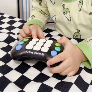 Jucarie Interactiva Flippy, Tip Consola Pop It, 6 butoane functionale, 5 Moduri de Joc, 600 Niveluri, +3 ani, Gri/Negru - Img 3