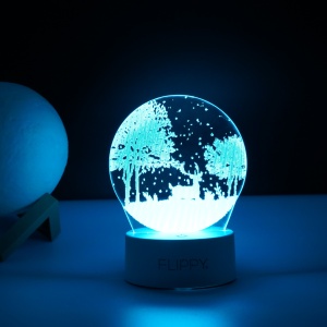 Lampa LED decorativa, Flippy, 3D, Peisaj de iarna, cu telecomanda, doua moduri de alimentare USB si baterii, 20 cm inaltime, din material acril si lumina multicolora, alb - Img 3