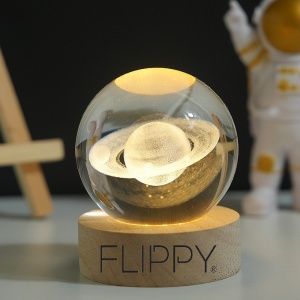 Lampa LED Decorativa, Flippy, cu Bila de Cristal cu Diametru 6cm, Model Saturn 3D, Alimentare USB, Suport din Lemn, Lumina Alb Cald - Img 6