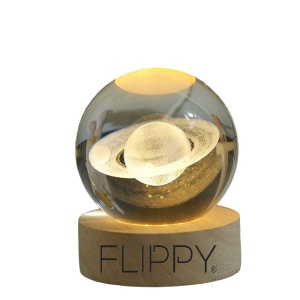 Lampa LED Decorativa, Flippy, cu Bila de Cristal cu Diametru 6cm, Model Saturn 3D, Alimentare USB, Suport din Lemn, Lumina Alb Cald - Img 1