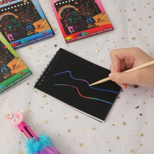 Caiet cu fise razuibile Flippy, DIY Magic Scratch, 12 File, Curcubeu, Creion din Lemn, Cartonase negre, 26 x 19 cm, Multicolor - Img 6