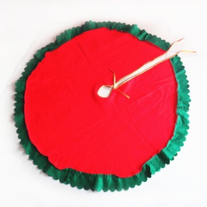 Covoras pentru Bradul de Craciun, Flippy, din Tesatura Pufoasa, cu Fundite de Prindere, Model Mos Craciun, Rosu/ Verde, Diametru 90 cm - Img 4