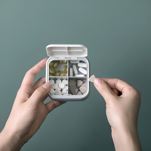 Cutie Depozitare Medicamente Mini, Flippy, 4 Compartimente, Inchidere Etans, Portabila, Patrat, Gri, PP, 7.5x7.5x3 cm - Img 3
