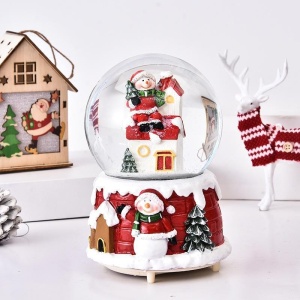 Decoratiune glob cu zapada Flippy, Mos Craciun pe casa, diametru 6.5 cm, multicolor - Img 2
