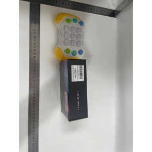 Jucarie Interactiva Flippy, Tip Consola Pop It, 6 butoane functionale, 5 Moduri de Joc, 600 Niveluri, + 3 ani, Galben/Gri - Img 7