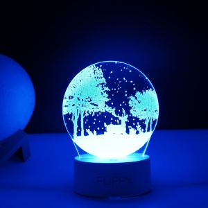 Lampa LED decorativa, Flippy, 3D, Peisaj de iarna, cu telecomanda, doua moduri de alimentare USB si baterii, 20 cm inaltime, din material acril si lumina multicolora, alb - Img 4