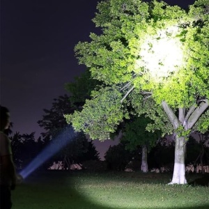 Lanterna LED Lumina Puternica, Rezistenta la Apa, Tip Proiector COB, Flippy, Lanternă Reincarcabila, USB, cu Maner pentru Drumetii, Lanterna de Urgenta, Aer Liber, 14.1 x 6.4 cm, Culoare Negru cu Comutator Albastru - Img 4