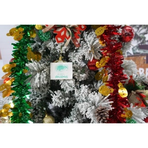 Set brad artificial de Craciun si elemente decorative, nins, decorat cu conuri pin, pentru interior/exterior, inaltime 210 cm, diametru 131 cm, 630 ramuri, Flippy, alb/verde, suport metalic inclus - Img 5