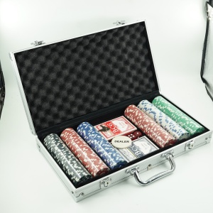 Set de Poker Complex cu 300 de jetoane Flippy, Include 2 seturi de carti, 5 zaruri, Echipat cu servieta de aluminiu cu dimensiunile 39x7x27 cm - Img 7