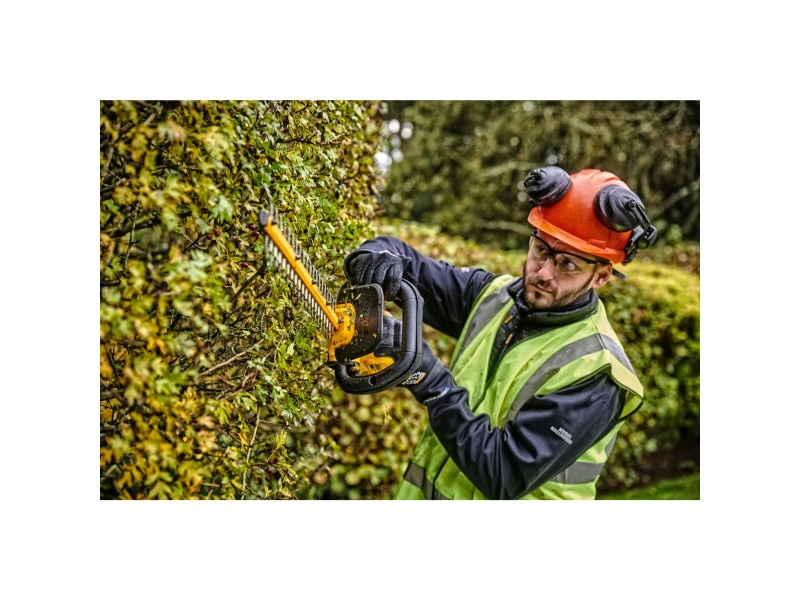 DEWALT Trimmer pentru gard viu fără fir 18 V (Baterie + încărcător neincluse) DCMHT563N