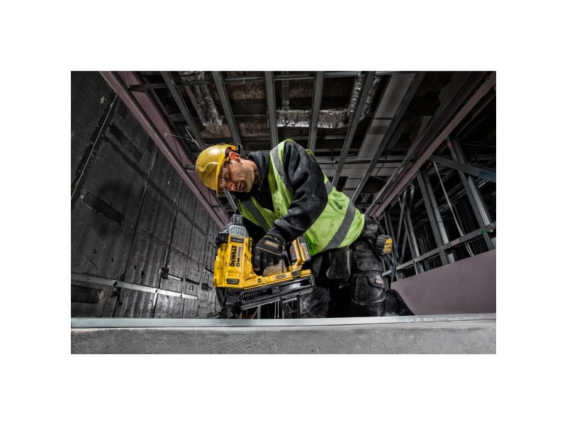 DEWALT Pistol de bătut cuie pentru beton fără fir 18 V (2 baterii 5.0 Ah + încărcător) DCN890P2