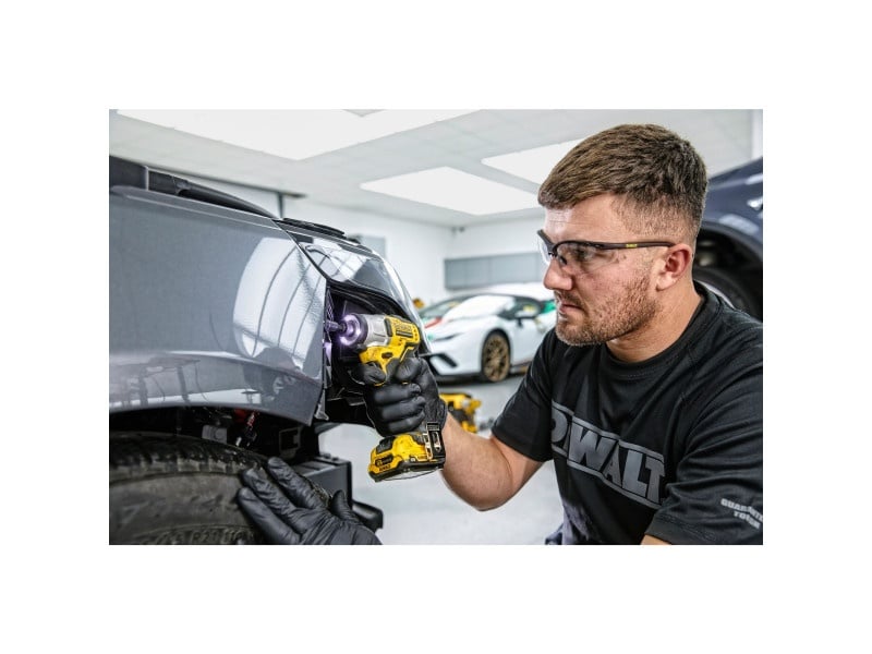 Șurubelniță cu impact DEWALT cu acumulator 12 V fără perie de carbon (2 x acumulator 2.0 Ah + încărcător) DCF801D2 - 3 | YEO