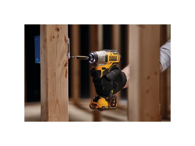 Șurubelniță cu impact DEWALT cu acumulator 12 V fără perie de carbon (2 x acumulator 2.0 Ah + încărcător) DCF801D2