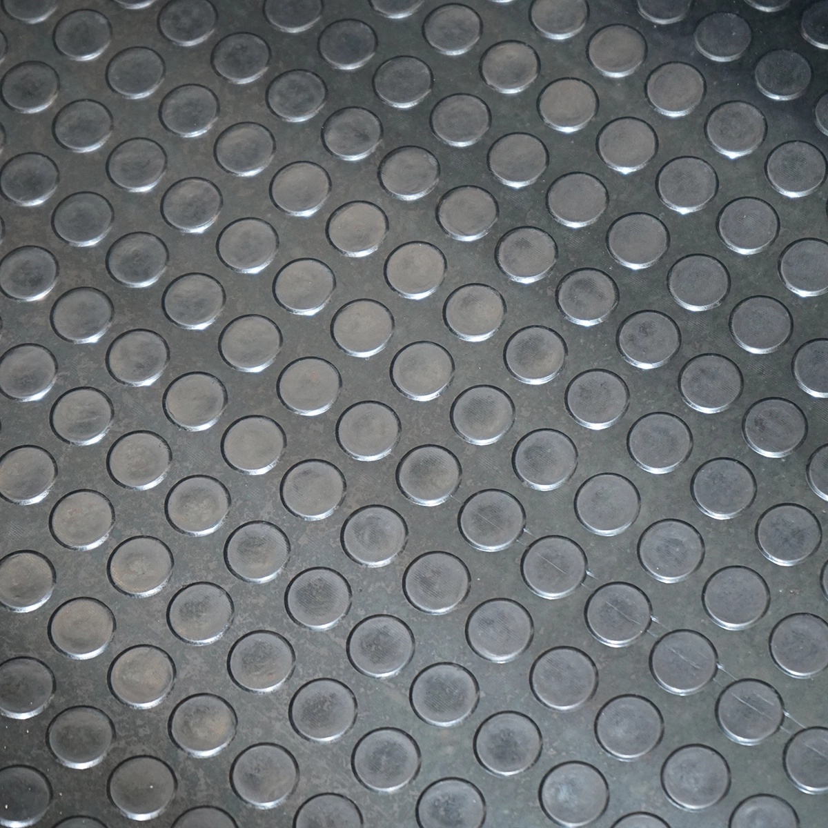 Covor cauciuc SBR+NR fara insertie textila si cu striatie 3x1200x10000mm L=10m; l=1,2m; G=3mm, DISCV02, AUTOSPEED