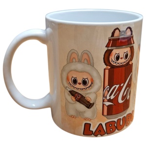 Cană Labubu „Coca-Cola” 330 ml – ceramică cu design adorabil - Img 3