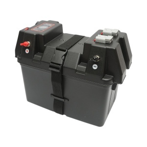 Cutie baterie auto 12V cu voltmetru DC 6-36V, intrerupator cirucit 16A, siguranta 30A, 2 prize bricheta, afisaj LCD, 2xUSB 340x195x200mm, DISTP69