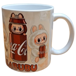 Cană Labubu „Coca-Cola” 330 ml – ceramică cu design adorabil