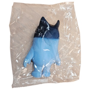 Figurină Bluey din Plastic – Jucărie Strângere, Scoate Limba - Img 2