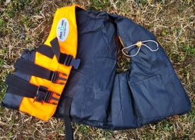 Детска спасителна жилетка с регулиращи колани и свирка в два размера
