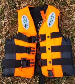 Детска спасителна жилетка с регулиращи колани и свирка в два размера