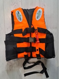 Детска спасителна жилетка с регулиращи колани и свирка в два размера