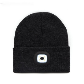 Плетена шапка със светещ челник по средата от LED светлини