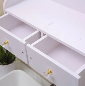 Огледало за грим с място за съхранение – елегантно и практично решение за всеки дом