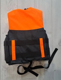 Детска спасителна жилетка с регулиращи колани и свирка в два размера