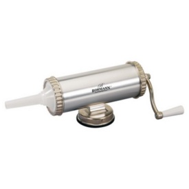 Със здрава стоманена конструкция и хоризонтален дизайн, пълначката осигурява максимална стабилност и контрол, като елиминира проблемите с разливането и неравномерното пълнене.