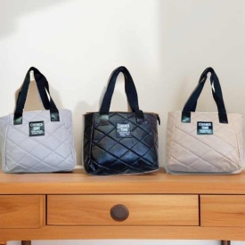 Уникално практична и стилна дамска чанта / Широчина - 37см, Височина - 39см