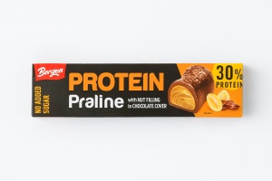Pralină proteică cu alune, învelită în ciocolată cu lapte, fără zahăr adăugat – 50 g Bergen