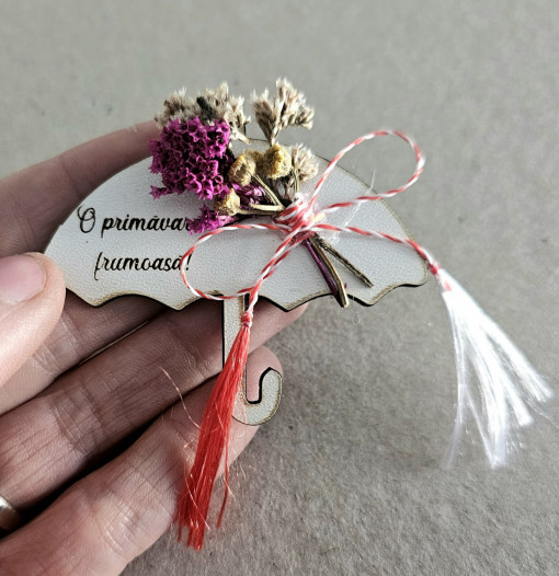 Martisor cu flori uscate in forma de umbreluța
